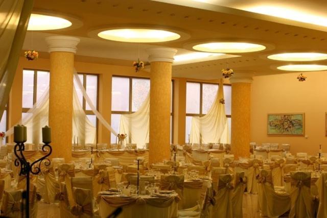 Hotel Decebal Bacău Restaurant foto