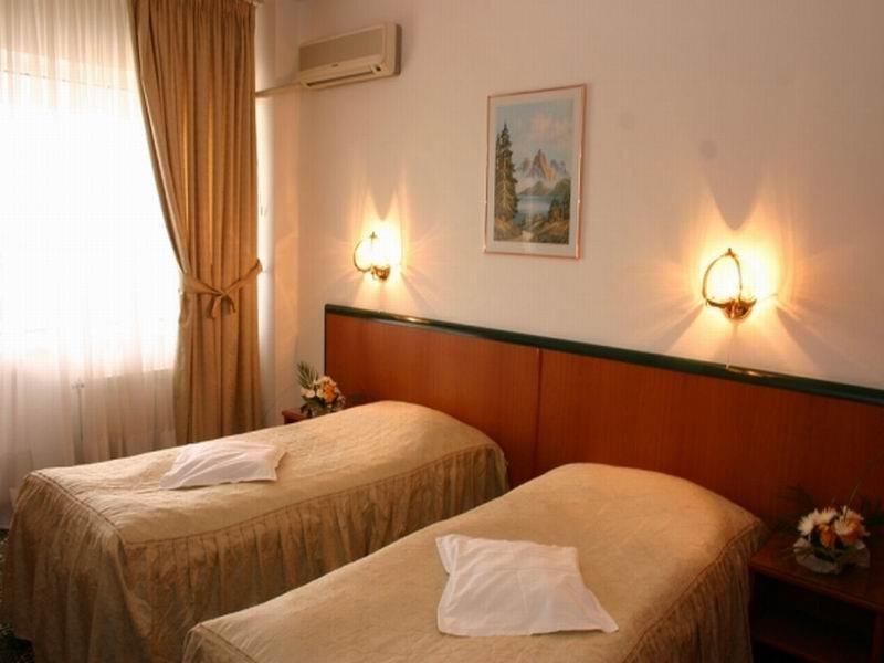 Hotel Decebal Bacău Cameră foto