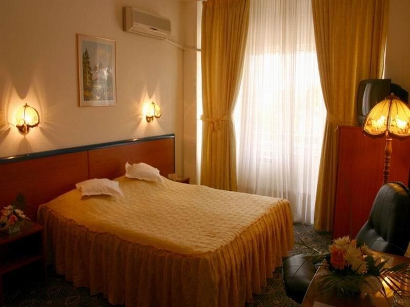 Hotel Decebal Bacău Cameră foto