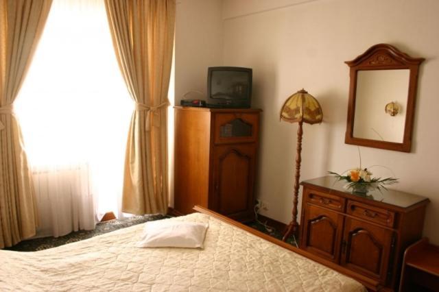Hotel Decebal Bacău Cameră foto
