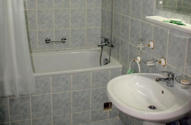 Hotel Decebal Bacău Cameră foto