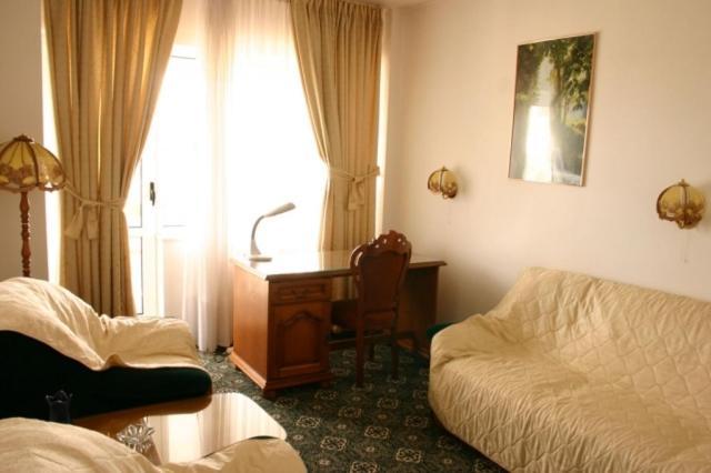 Hotel Decebal Bacău Cameră foto